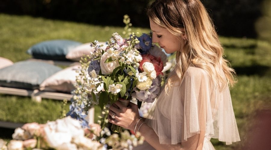 Matrimonio glam fairytale sposa annusa bouquet