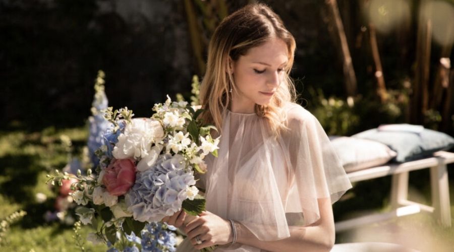 Matrimonio glam fairytale sposa con bouquet