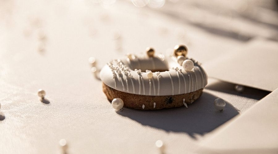 Matrimonio in Grigio Perla, Bianco ed Oro ciambella nuziale