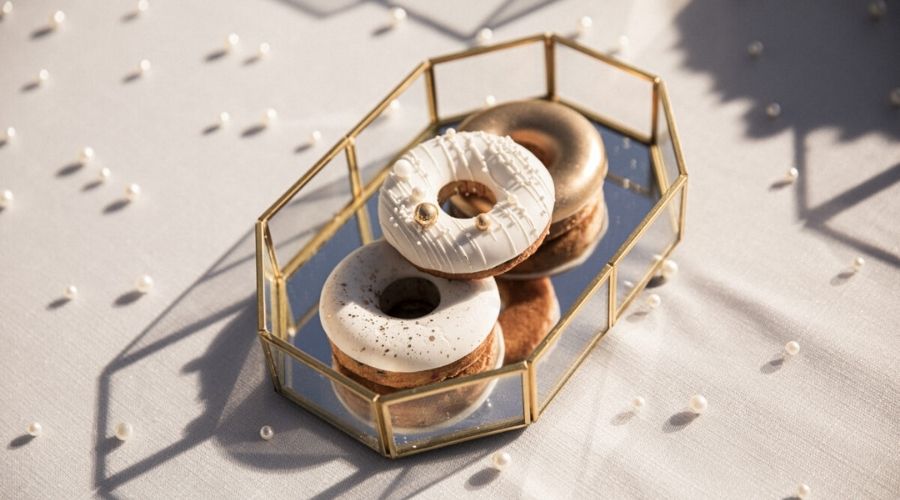 Matrimonio in Grigio Perla, Bianco ed Oro ciambelle