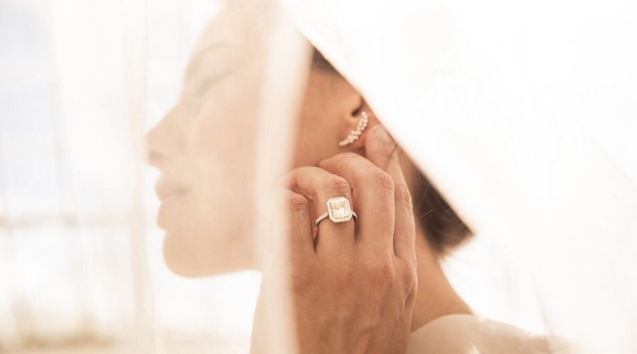 Matrimonio in Grigio Perla, Bianco ed Oro gioielli