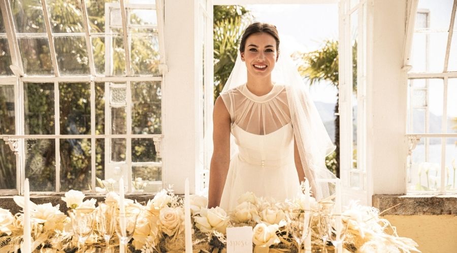 Matrimonio in Grigio Perla, Bianco ed Oro ritratto sposa