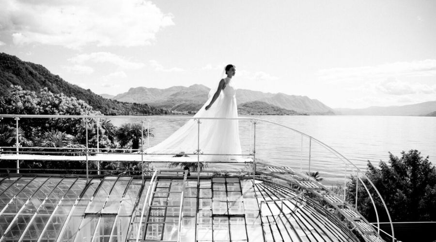 Matrimonio in Grigio Perla, Bianco ed Oro sposa black and white