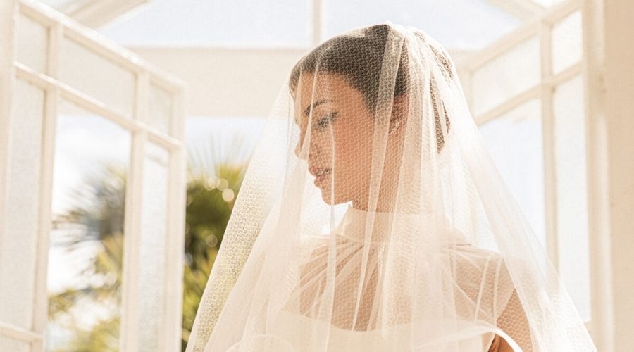 Matrimonio in Grigio Perla, Bianco ed Oro velo